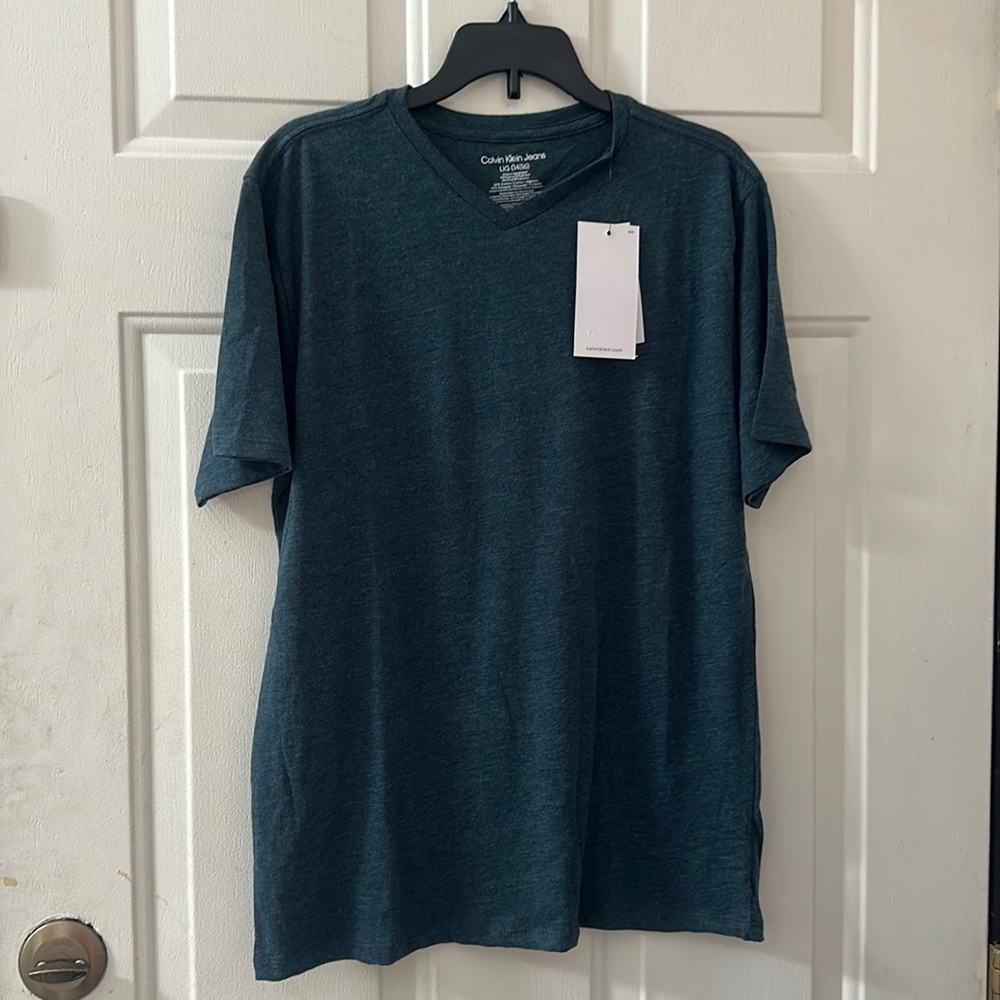 CALVIN KLEIN JEANS V-NECK TEE: BLUE: NEW WITH TAGS: SIZE LARGE (14/16)